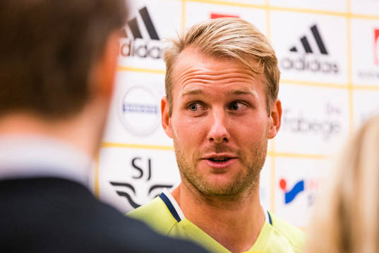 Sveriges Ola Toivonen blir intervjuad av media i mixed zone
