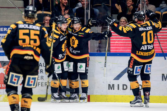 Skellefteås Anton Öhman jublar med lagkamrater