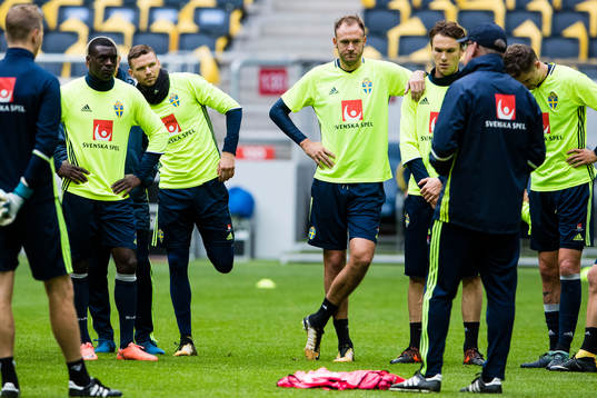 Sveriges Ken Sema, Marcus Berg, Andreas Granqvist och Albin Ekdal lyssnar till förbundskapten Janne Andersson