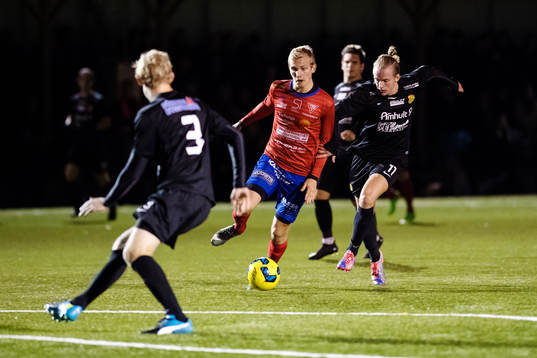 Torslandas Anton Olsson och Zackarias Strandell försvarar