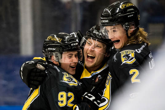 Panterns Alex Wemmenborn (m) jublar