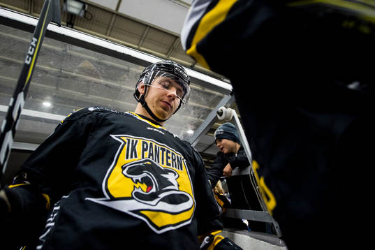 Panterns Johan Ivarsson är påväg ut mot isen