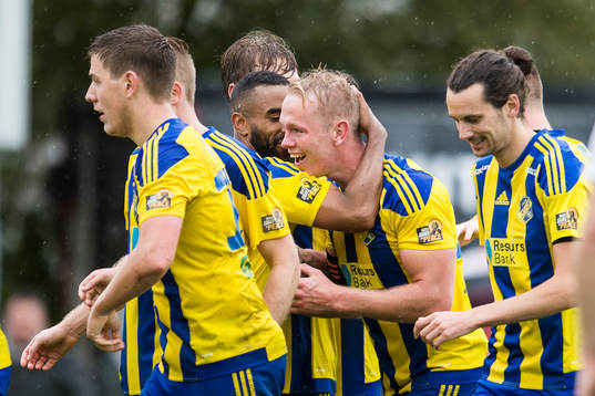 Eskilsminnes Philip Petersson och Kamal Barny jublar