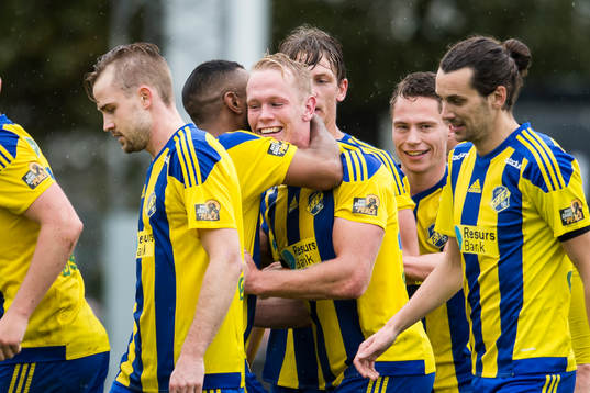 Eskilsminnes Philip Petersson och Kamal Barny jublar efter 0-1 målet