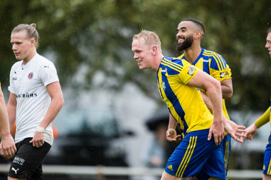 Eskilsminnes Philip Petersson och Kamal Barny jublar