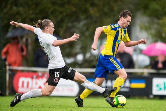 Hittarps Jonathan Olsson jagar Eskilsminnes Anton Kinnander