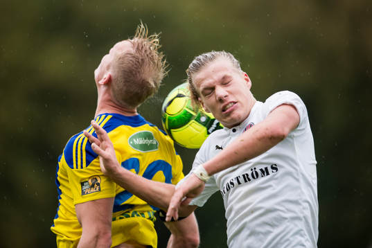 Hittarps Jonathan Olsson i nickduell mot Eskilsminnes