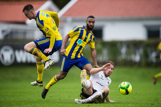 Hittarps Felix Erlanson rensar framför Eskilsminnes Anton Kinnander