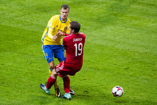 Sveriges Viktor Claesson i kamp om bollen med Luxemburgs