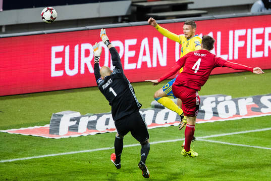 Sveriges Marcus Berg i en nickduell med Kevin Malget där