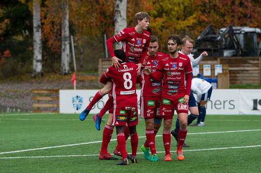 Piteås Gustav Nordh jublar med lagkamrater efter 1-0-målet