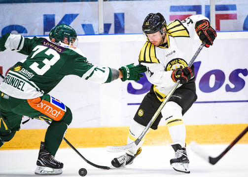 Färjestads Anton Grundel och Brynäs Kevin Clark