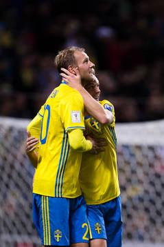 Sveriges Ola Toivonen och Sebastian Larsson jublar