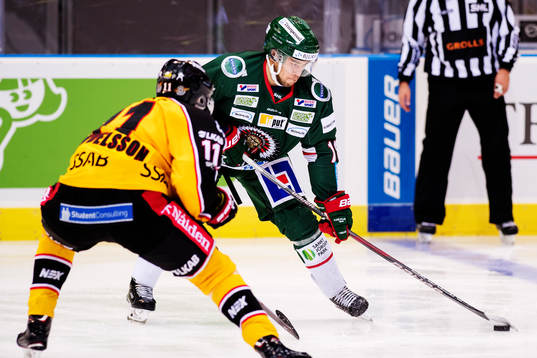 Luleås Petter Emanuelsson försvarar mot Frölundas