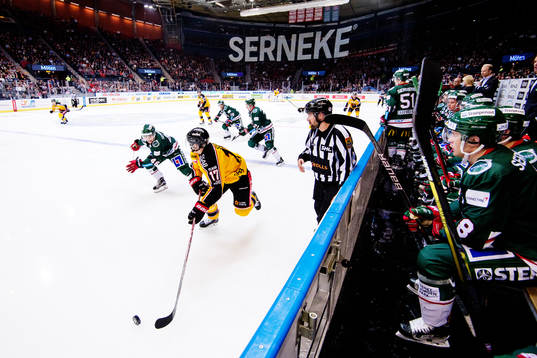 Frölundas Oliwer Fjällström jagar Luleås Andreas Falk