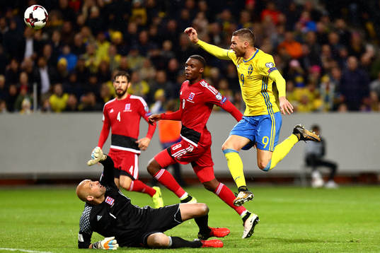 Sveriges Ola Toivonen och Marcus Berg jublar