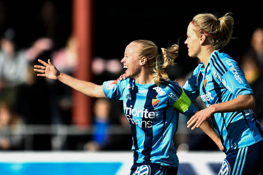 Djurgårdens Mia Jalkerud jublar efter reduceringen 2-1