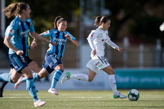 Rosengårds Iva Landeka jagas av Djurgårdens Freja Hellenberg