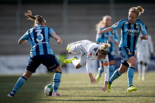 Rosengårds Anja Mittag fälls av Djurgårdens Kim Sundlöv
