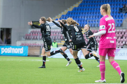  Kristianstads Mia Carlsson  jublar efter sitt 1-1 mål