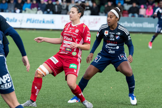 Piteås Hanna Pettersson och Kvarnsvedens Karin Winka  i fotbollsmatchen i damallsvenskan mellan Kvarnsveden och Piteå den 8 oktober 2017 i Borlänge.