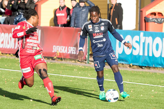 Kvarnsvedens Tabitha Chawinga och Piteås Faith Ikidi  i