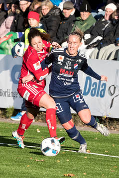 Piteås Felicia Karlsson jo kamp med Kvarnsvedens Julia Roddar  i fotbollsmatchen i damallsvenskan mellan Kvarnsveden och Piteå den 8 oktober 2017 i Borlänge.