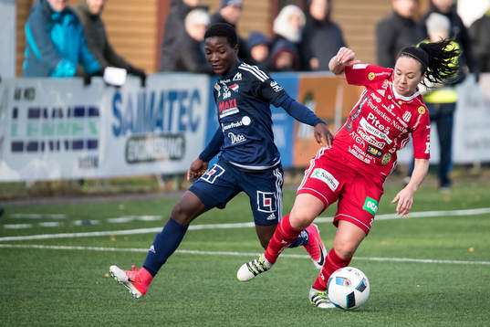 Kvarnsvedens Karin Winka och Piteås June Pedersen  i fotbollsmatchen i damallsvenskan mellan Kvarnsveden och Piteå den 8 oktober 2017 i Borlänge.