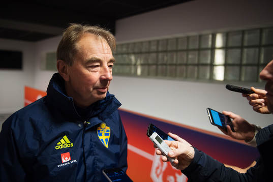 Scouten Tom Prahl intervjuas av media
