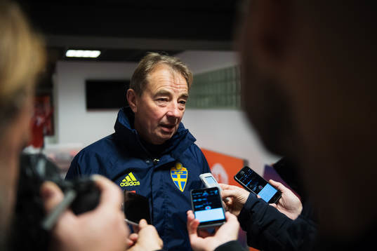 Scouten Tom Prahl intervjuas av media
