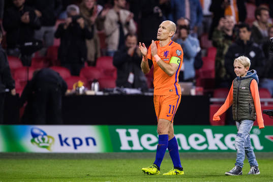 Hollands Arjen Robben tackar publiken efter