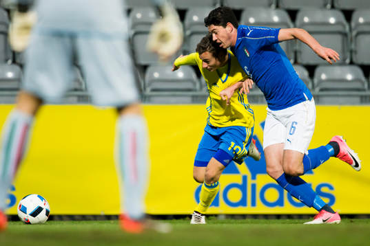 Sveriges Adrian Edqvist mot Italiens Alessandro Bastoni