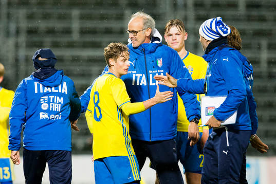Sveriges Henrik Bellman tackar Italiens Paolo Nicolato