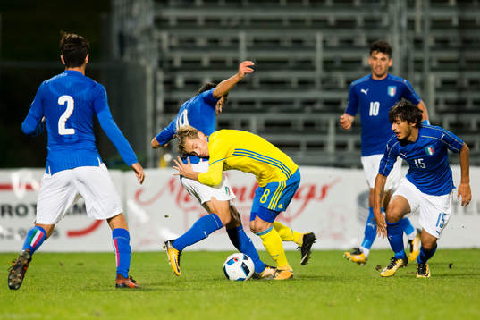 Sveriges Henrik Bellman i kamp med Italiens spelare