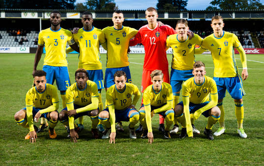  Joseph Colley, Adil Titi, Anel Ahmedhodzic, målvakt Mattias Nilsson, Hugo Andersson, Lukas Browning Lagerfeldt. Nedre raden från vänster: Victor Fors, York Rafael, Adrian Edqvist, Henrik Bellman och Teddy Bergqvist under fotbollsmatchen i EM-kvalet för P18 mellan Sverige och Italien den 10 oktober 2017 i Jönköping. 