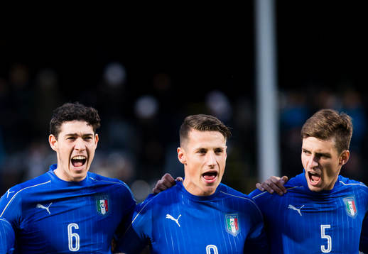 Italiens Alessandro Bastoni, Andrea Pinamonti och Matteo Gabbia sjunger nationalsången