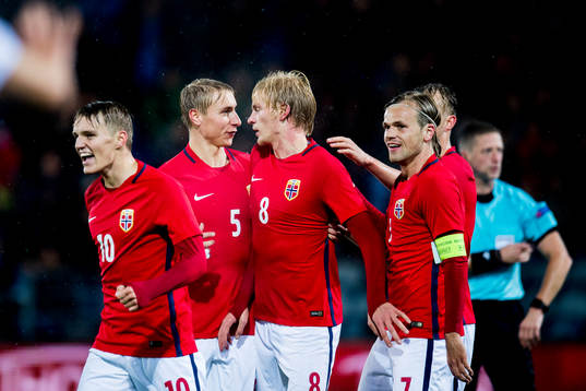 Martin Ødegaard, Ulrik Yttergård Jenssen, Morten Thorsby and Iver Fossum of Norway celebrate 1-1