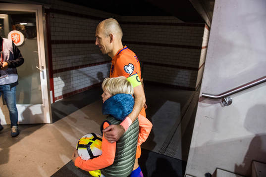 Hollands Arjen Robben lämnar arenan