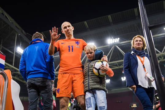 Hollands Arjen Robben lämnar arenan
