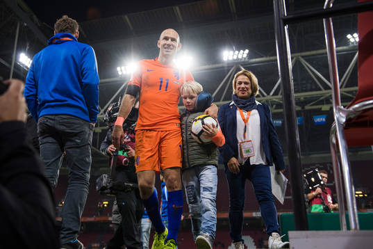 Hollands Arjen Robben lämnar arenan