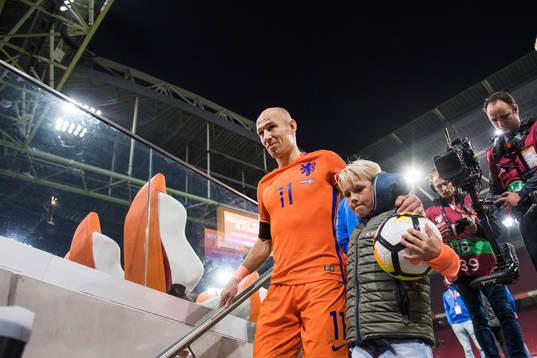Hollands Arjen Robben lämnar arenan
