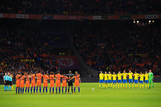 Hollands och Sveriges spelare står uppställda