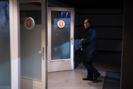 Hollands förbundskapten Dick Advocaat lämnar planen