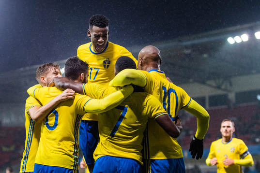 Sveriges Alexander Isak jublar efter att Isak Ssewankambo gjort 1-0
