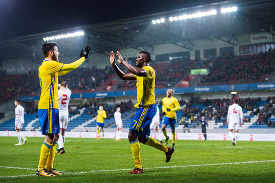 Sveriges Isak Ssewankambo gör 1-0 och jublar med Joel Andersson