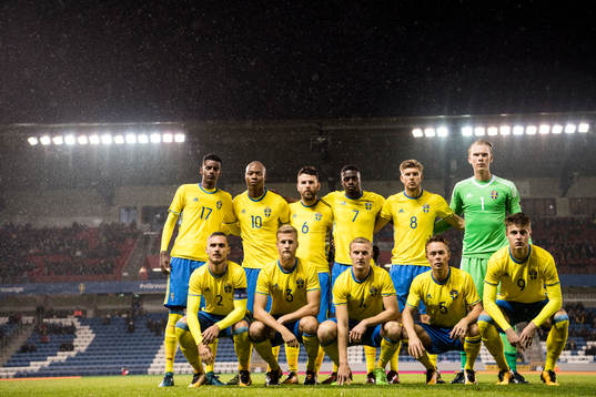 Sveriges startelva ställer upp för en lagbild, övre raden från vänster. Alexander Isak, Carlos Strandberg, Erdal Rakip, Isak Ssewankambo, Anton Saletros och målvakt Pontus Dahlberg. Nedre raden från vänster, Linus Wahlqvist, Filip Dagerstål, Franz Brorsson, Joel Andersson och Mattias Svanberg
