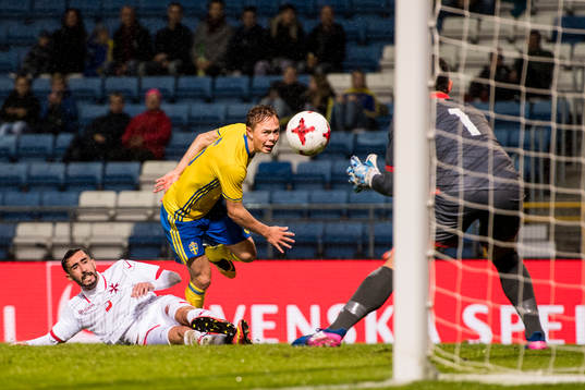 Sveriges Joel Andersson oroar mot Maltas Kurt Zammit och