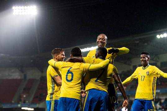 Sveriges Carlos Strandberg jublar med Isak Ssewankambo efter hans 1-0 mål