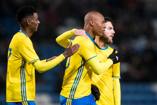 Sveriges Carlos Strandberg jublar med Alexander Isak och