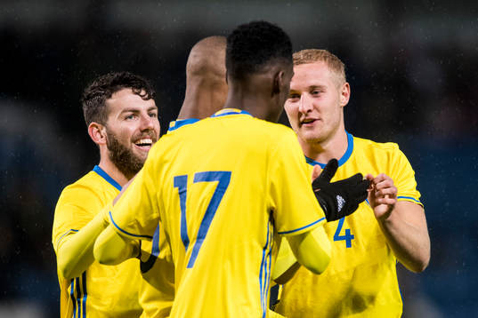 Sveriges Erdal Rakip och Franz Brorsson jublar med Carlos Strandberg efter hans 2-0 mål